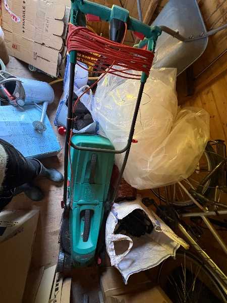 Electric lawnmower