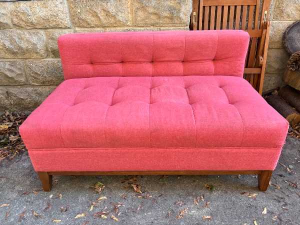Small loveseat ‘Gus’ brand