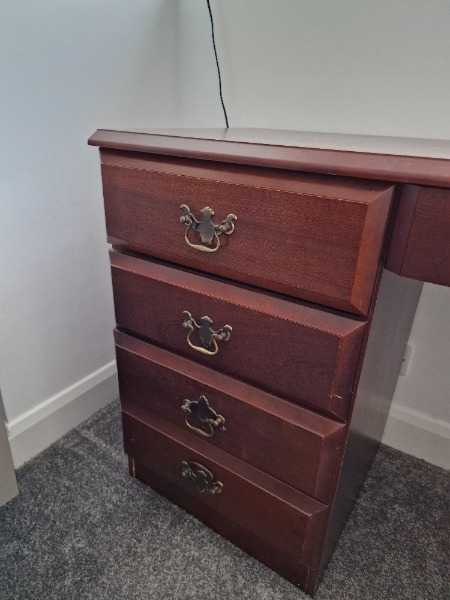 Desk/vanity table