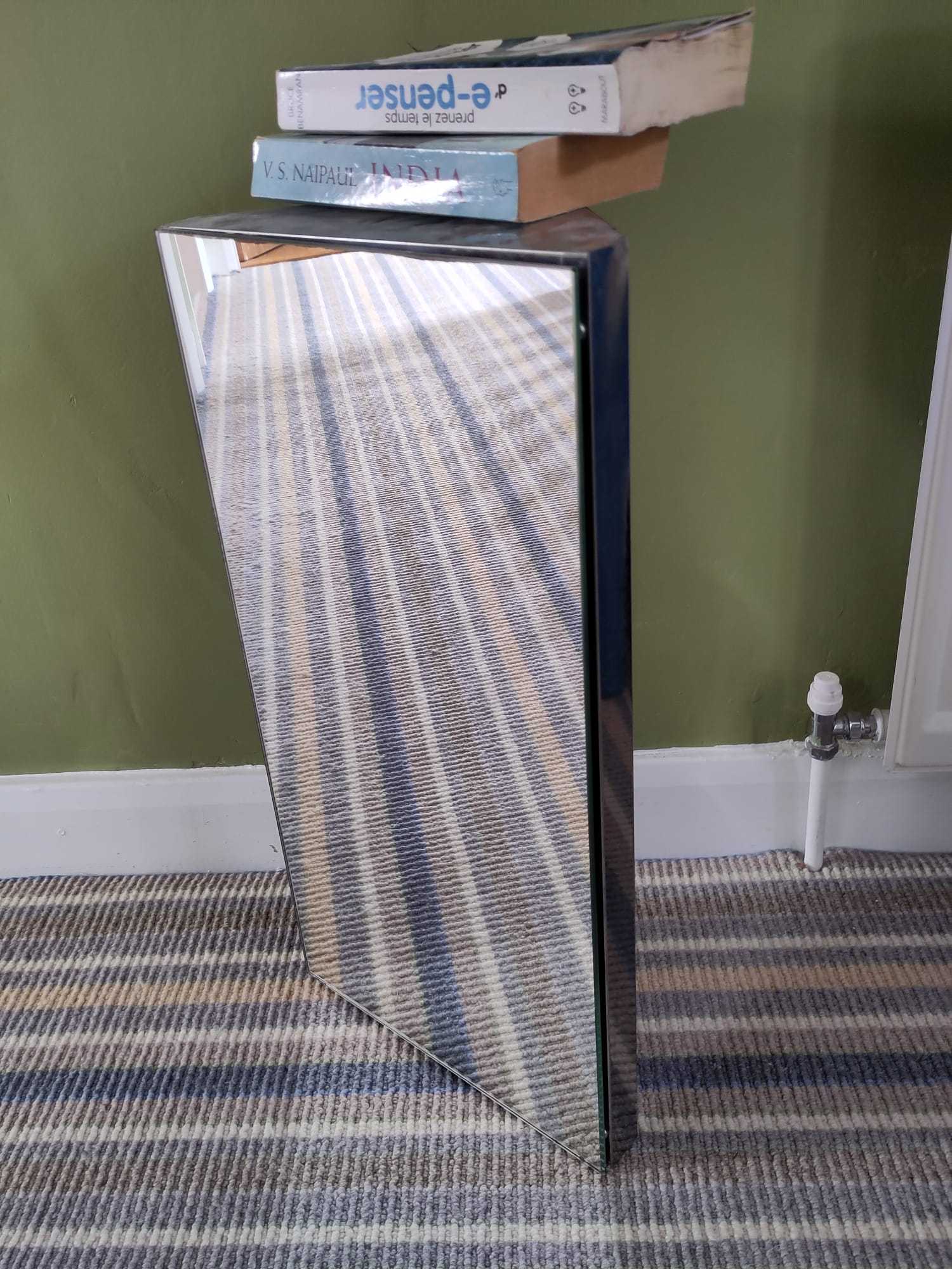 Bathroom corner cabinet