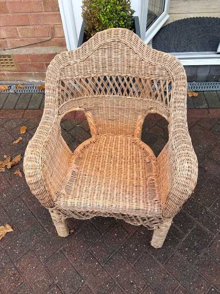 LOVELY WICKER CHAIR