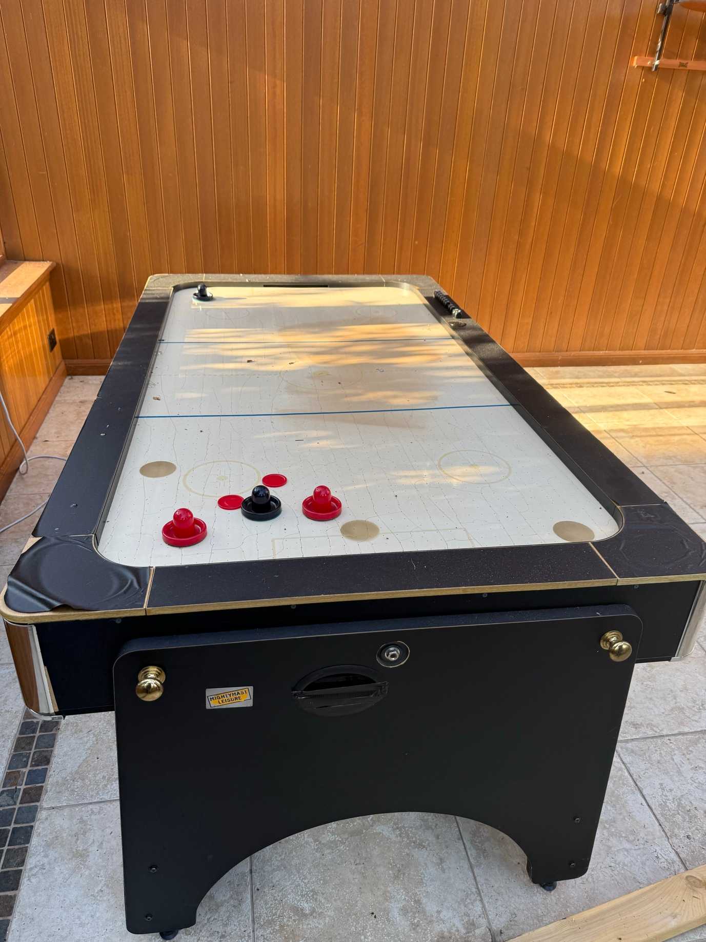 Air hockey table