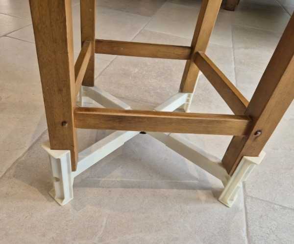 Universal chair riser