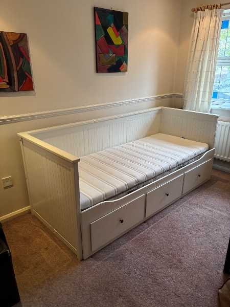 Extendable daybed