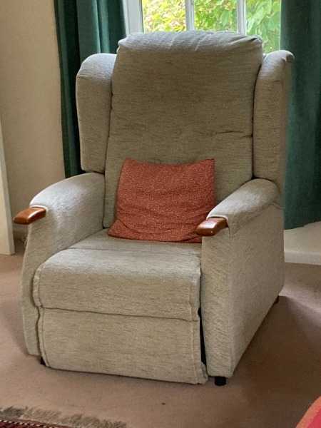 Riser / recliner mobility armchair