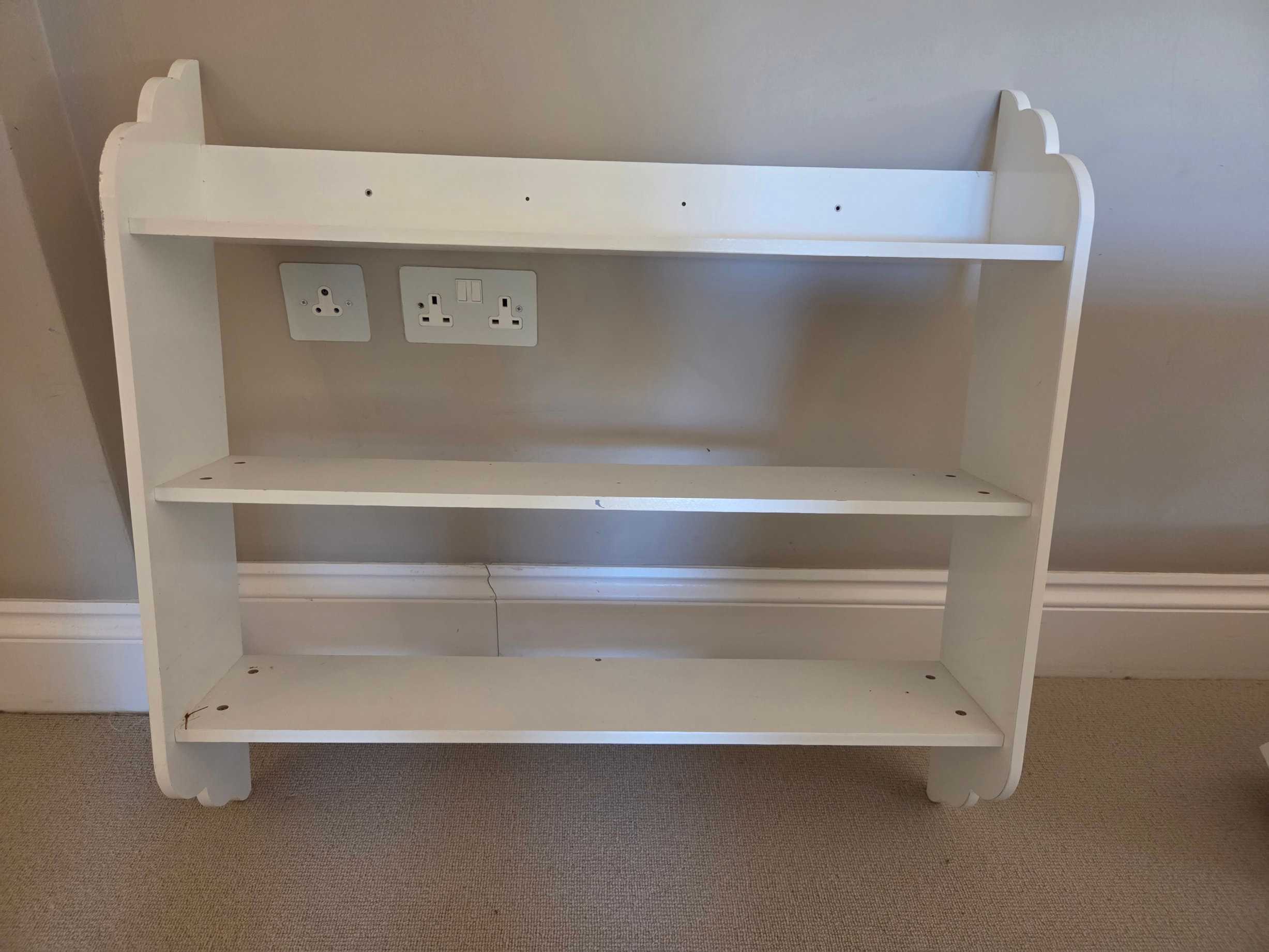 Kids bookshelf - has to be fixed to wall