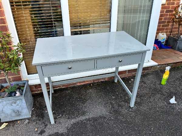 Grey desk with 2 drawers