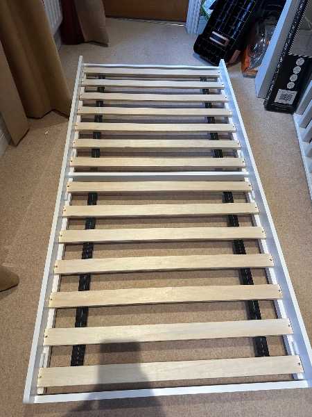 Excellent condition single mattress and trundle bed base