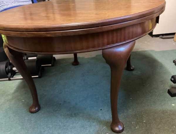 Free dining table