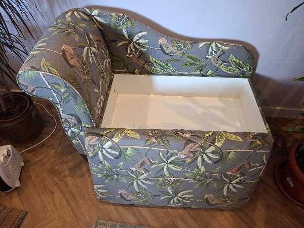 Small chaise longue