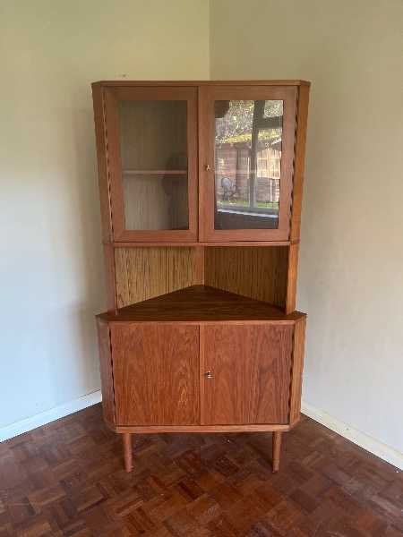 Corner cabinet