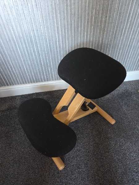Computer kneeling chair