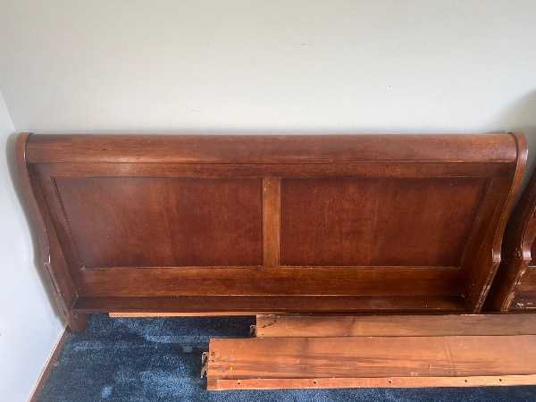 Free wood/queen bedframe