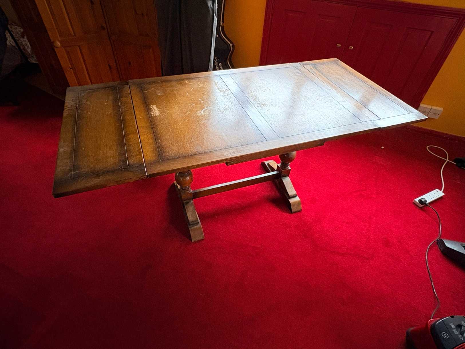 Extendable dining table