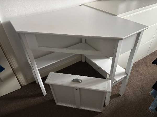 Corner desk
