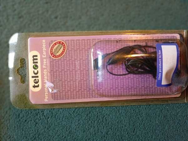Set of plasic castors & 2 earpieces for mobile or personal stereo