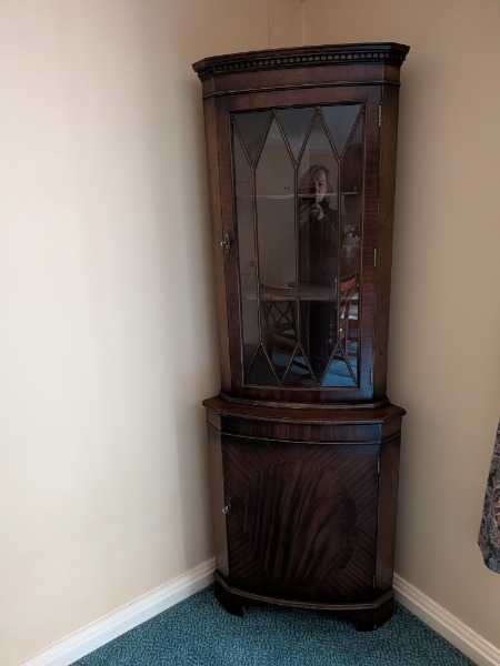 Corner dresser