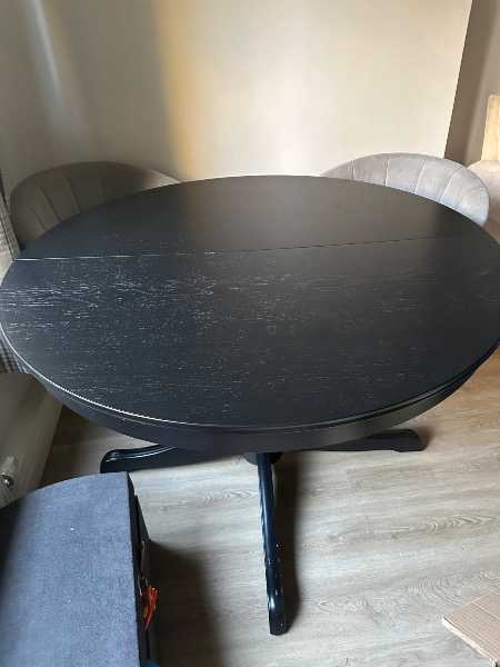 Black extendable table