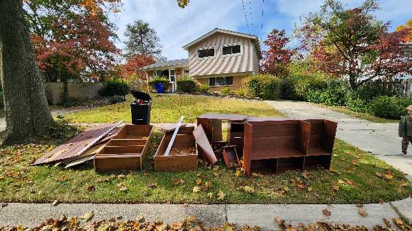 Curb alert, freebies: bookcases, desk, rugs in Aspen Hill