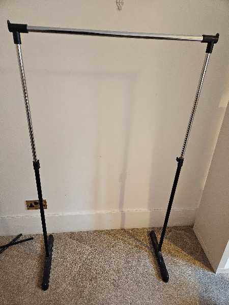 Adjustable Clothes Rail