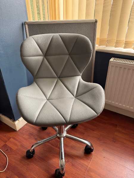 OFFICE CHAIR AND NOTICEBOARD