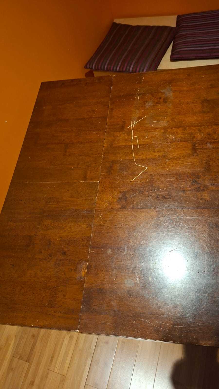 Extendable dining table