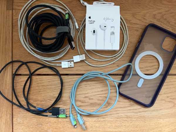 iPhone earphones & chargers (lightening connectors)