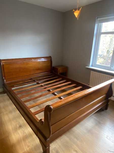 Sleigh bed