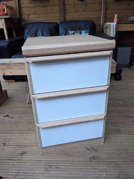 Bedside chest of drawers