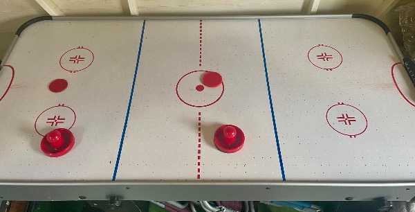 Air hockey table